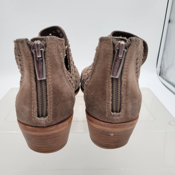Womans Vince Camuto Prasata Tan Suede Cut out Ankle Booties ZIp Back Size 8/38 - Picture 4 of 14